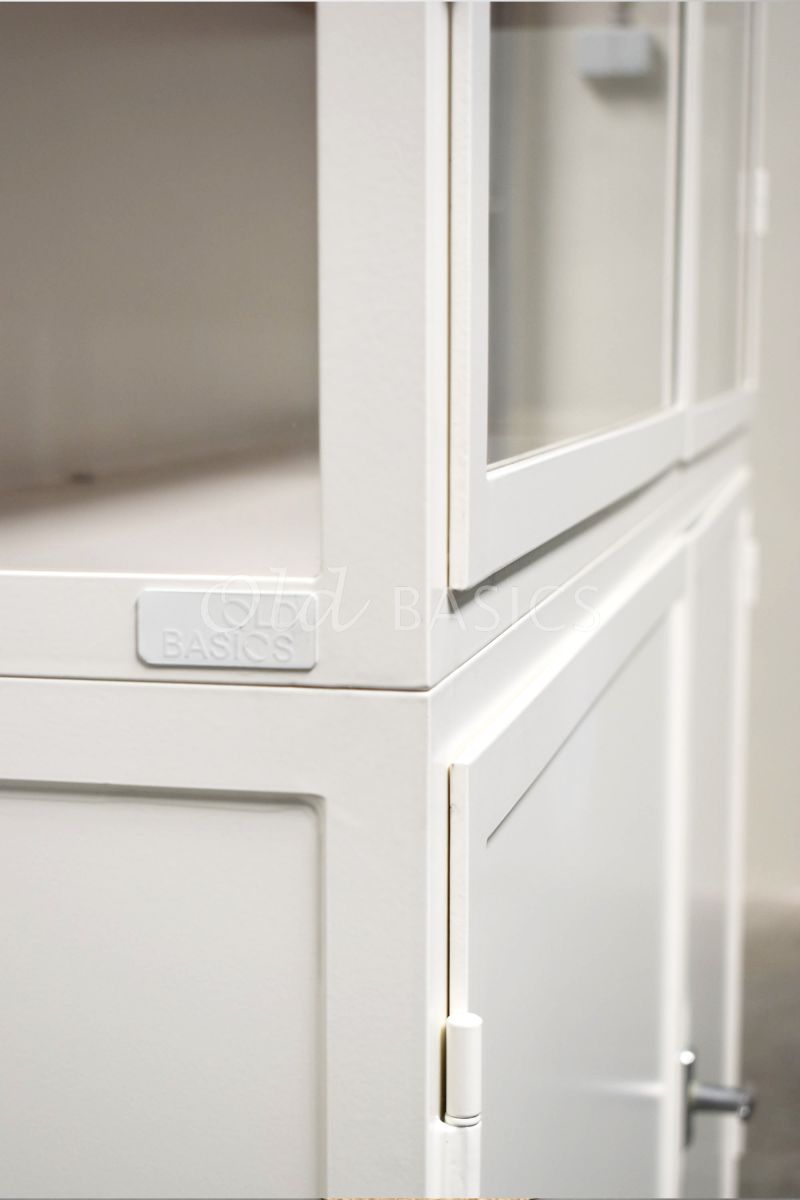 Detail van Apothekerskast Demi  Oak, 2 deuren, RAL9010, wit, materiaal staal